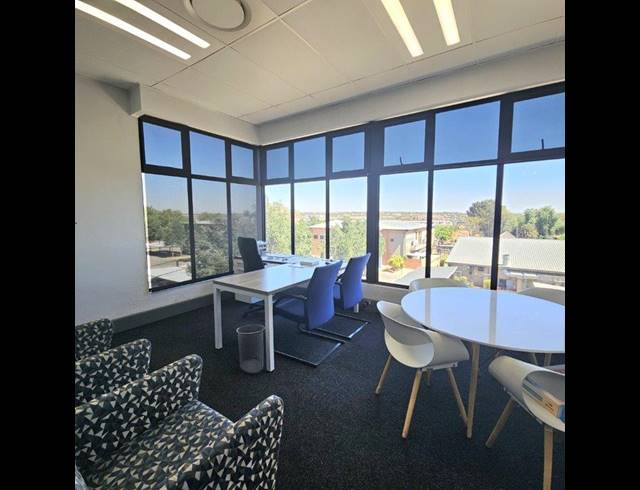 1,371M² BUILDING TO LET IN DIE HOEWES